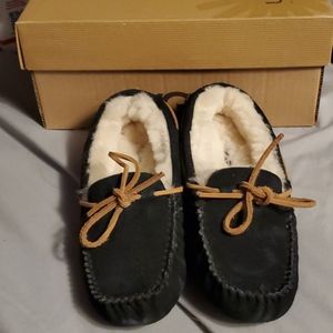 NWOT Ugg Dakota Moccasins